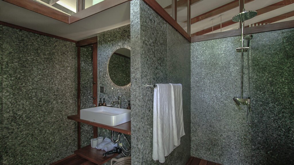 bathroom with intentional design and sustainable walls made of recycled plastic